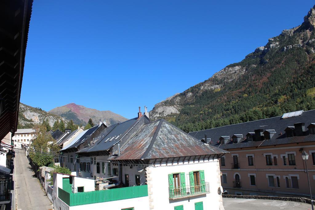 Albergue De Canfranc Estacion Rom bilde