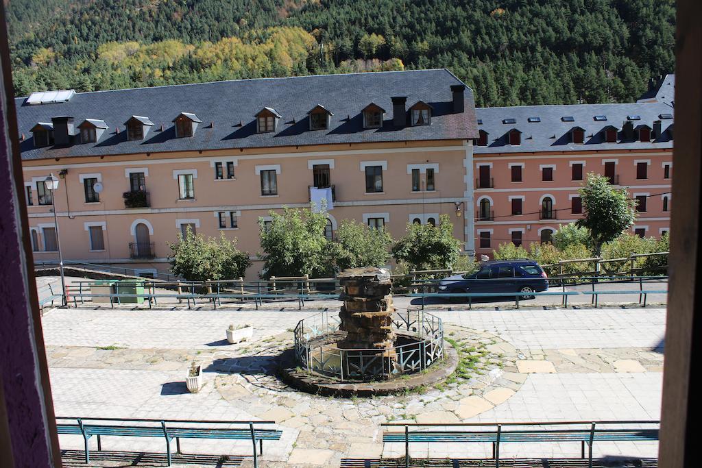 Albergue De Canfranc Estacion Rom bilde