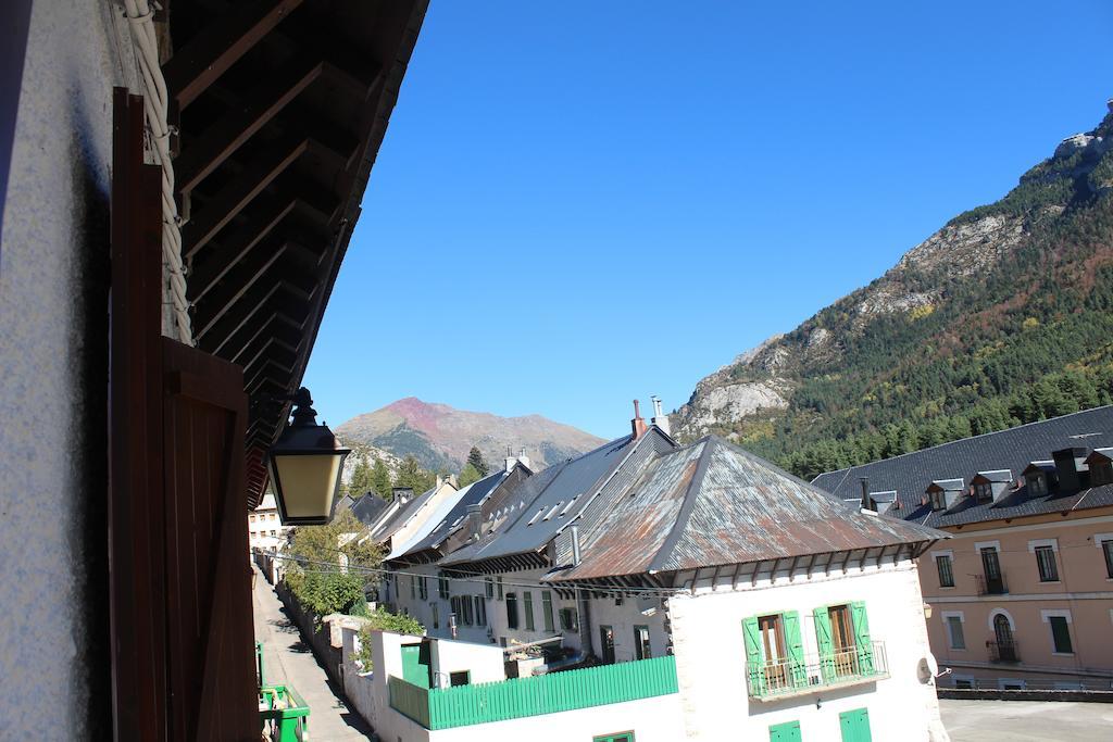 Albergue De Canfranc Estacion Rom bilde